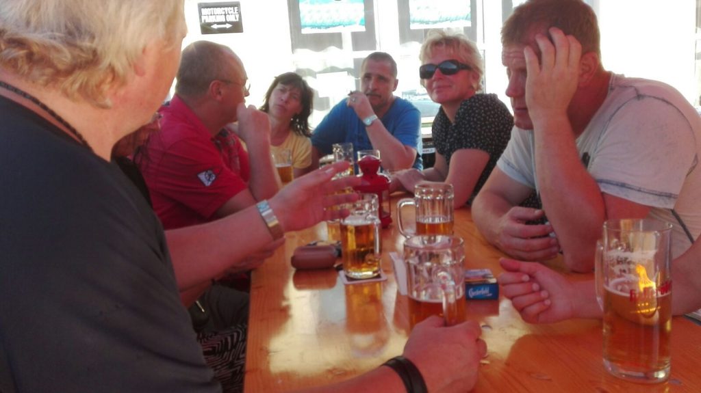 Nach der Tour ein Bier beim Bikerwirt